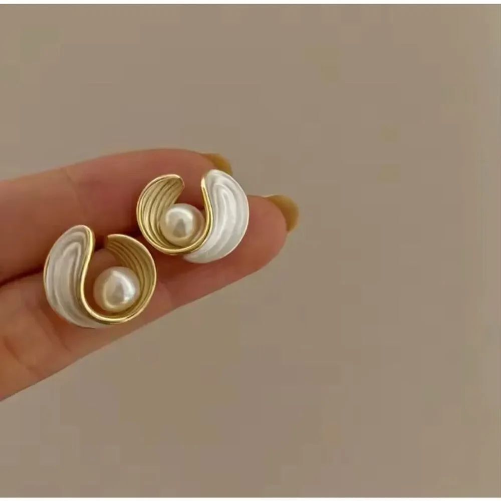 NWOT Vintage Style Gold Swirl Pearl Stud Earrings Sculptural Shell Statement - Picture 3 of 6